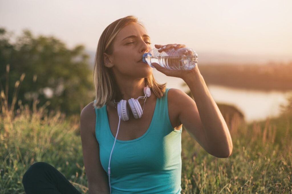 VrijWater_vrouw_drinkt_van_glas_water