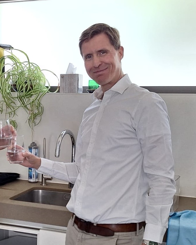 tim-van-lier-van-vrijwater-met-glas-water-in-de-hand